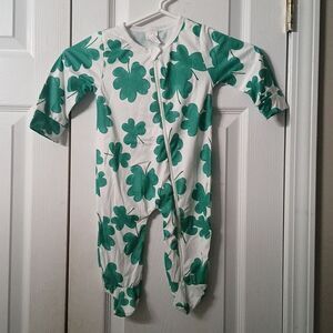St Patrick's Day footed pajama onsie outfit Sz 70 NWOT 6-12 months